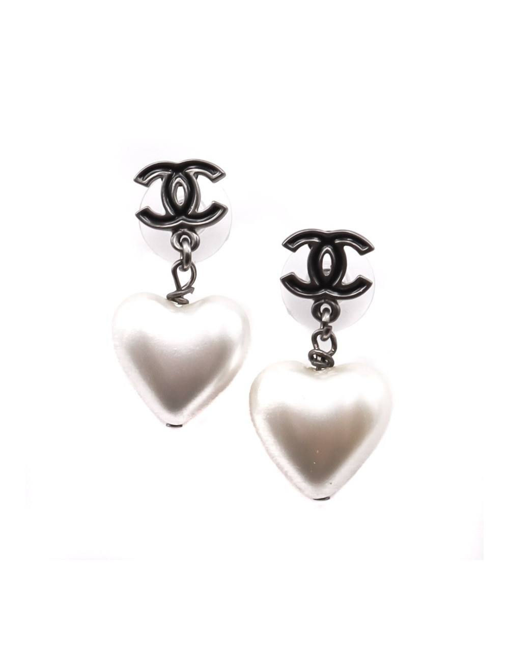 Boucles d'oreille clous CHANEL coeur CC