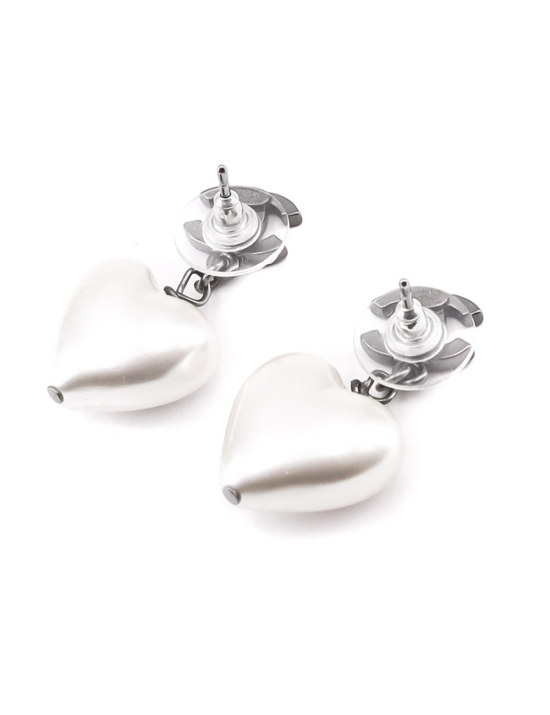 Boucles d'oreille clous CHANEL coeur CC