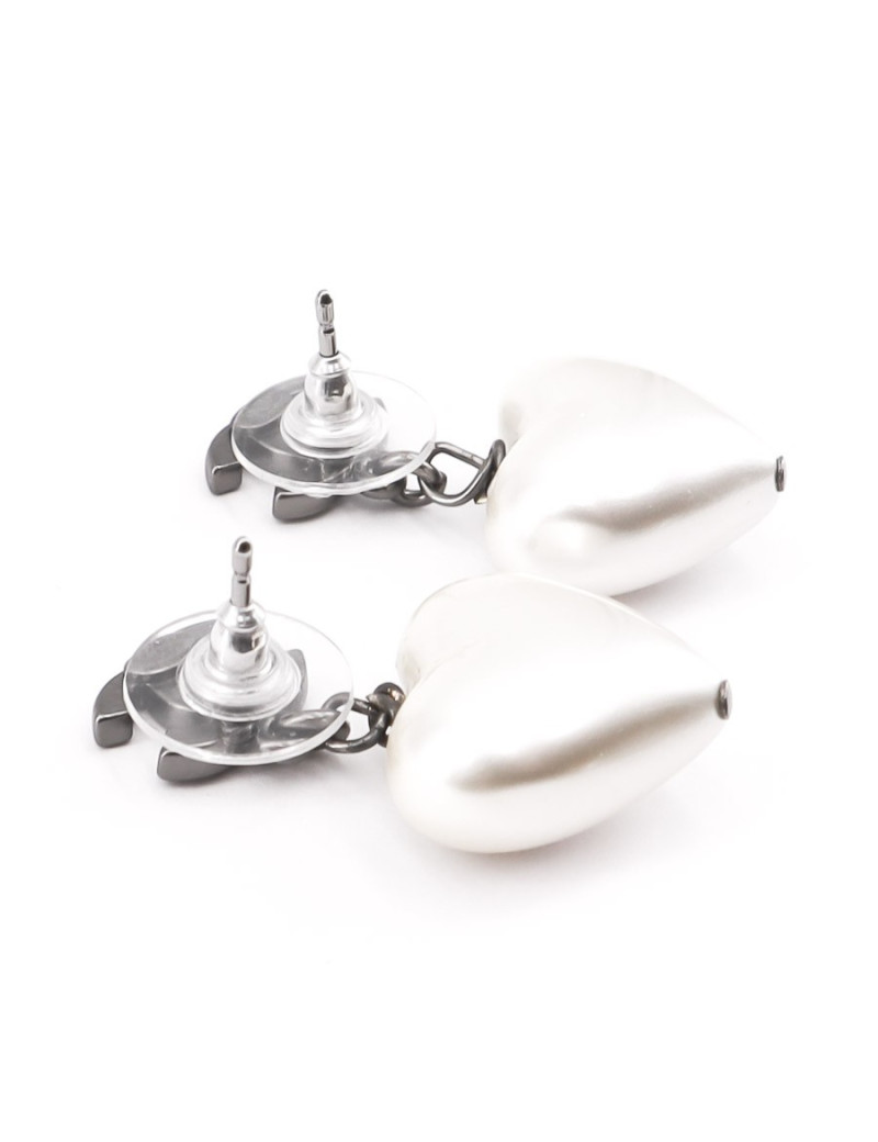 Boucles d'oreille clous CHANEL coeur CC
