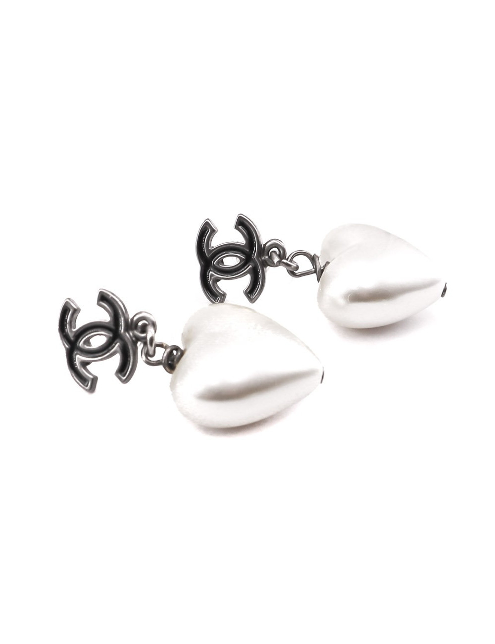 Boucles d'oreille clous CHANEL coeur CC
