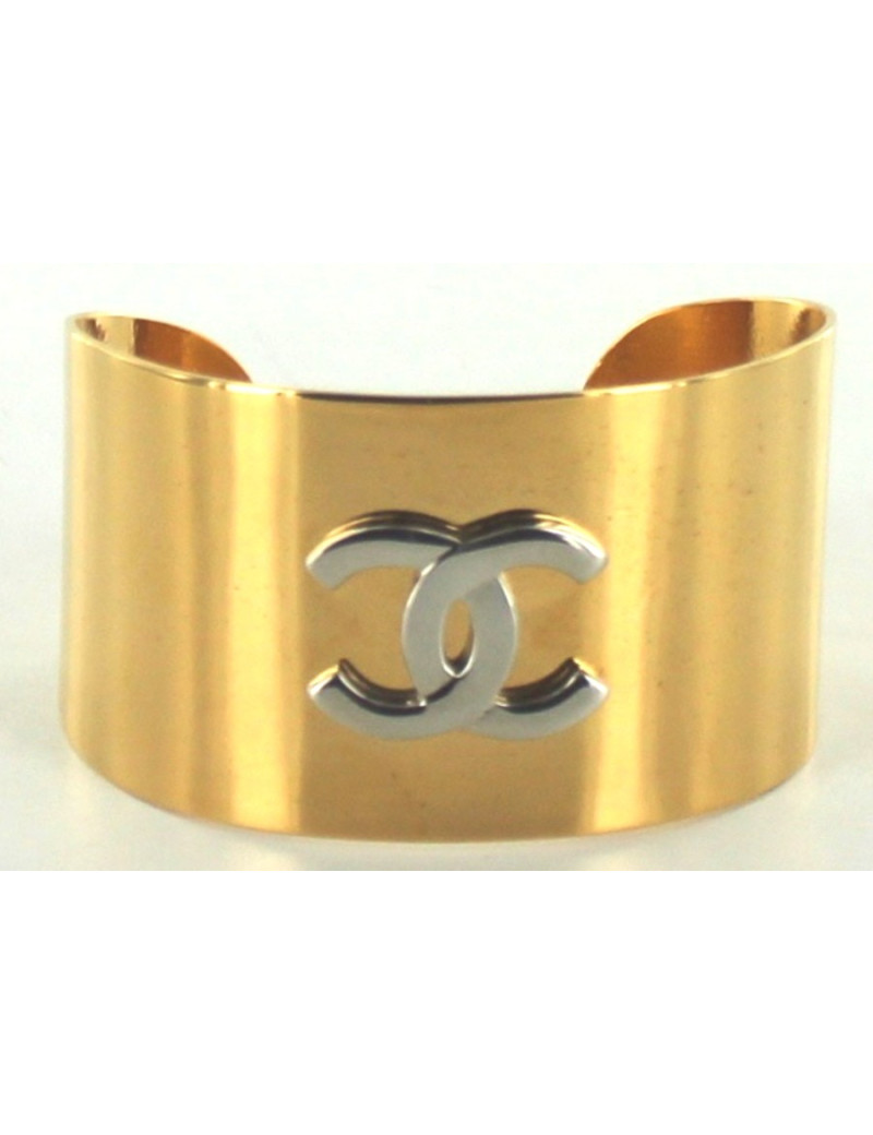 Manchette CHANEL en métal doré siglée CC
