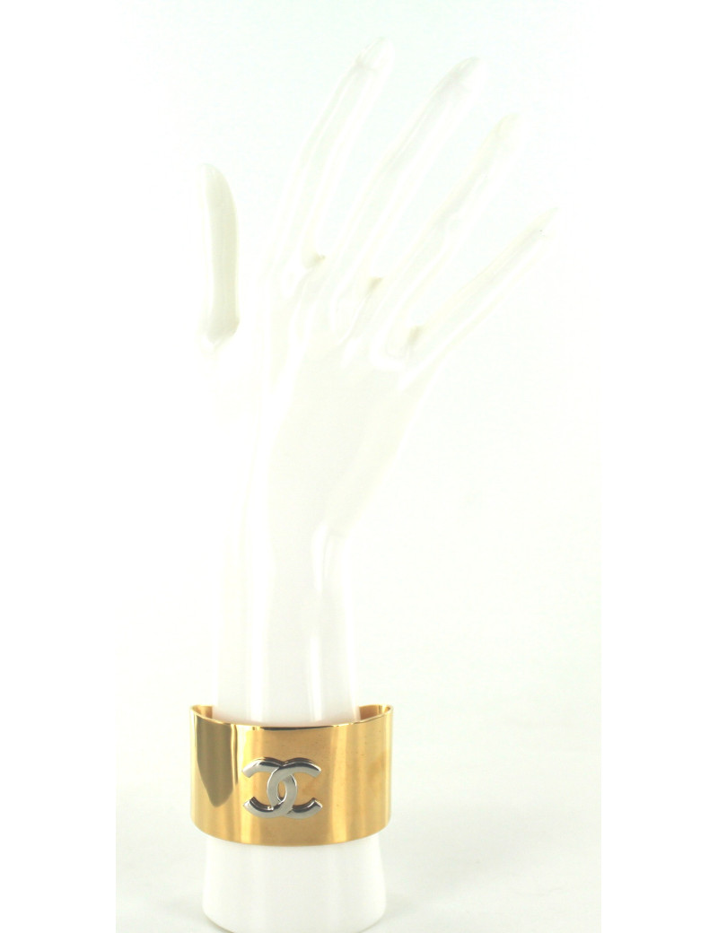 Manchette CHANEL en métal doré siglée CC
