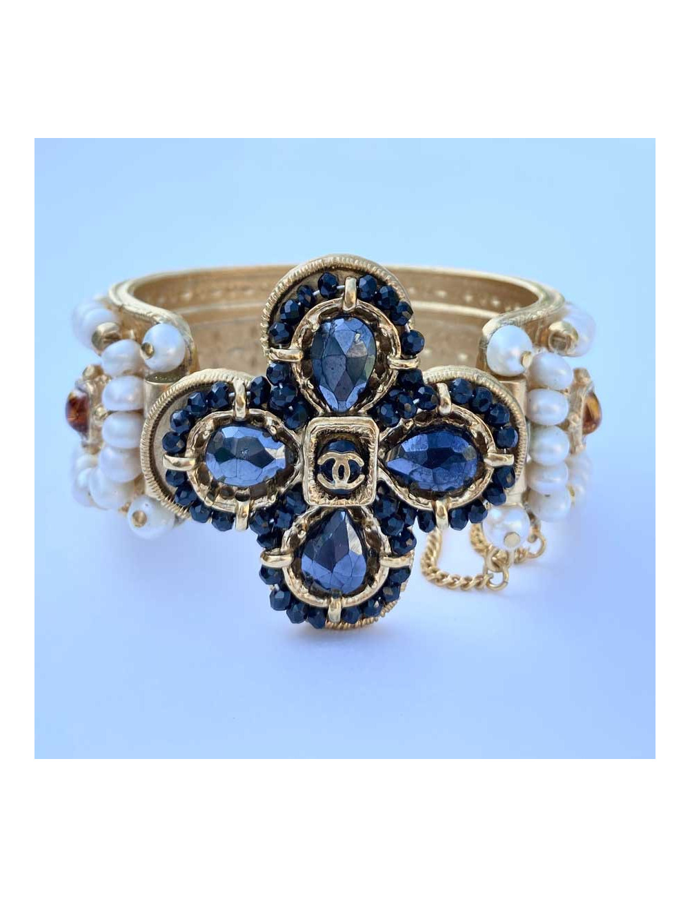 Manchette CHANEL métal doré et perles d'eau douce