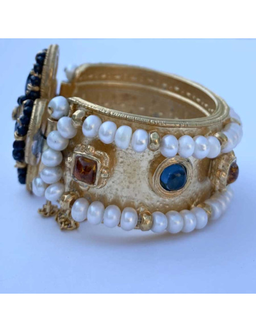 Manchette CHANEL métal doré et perles d'eau douce