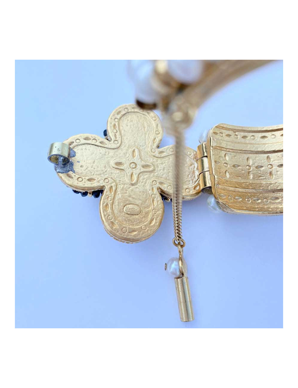 Manchette CHANEL métal doré et perles d'eau douce