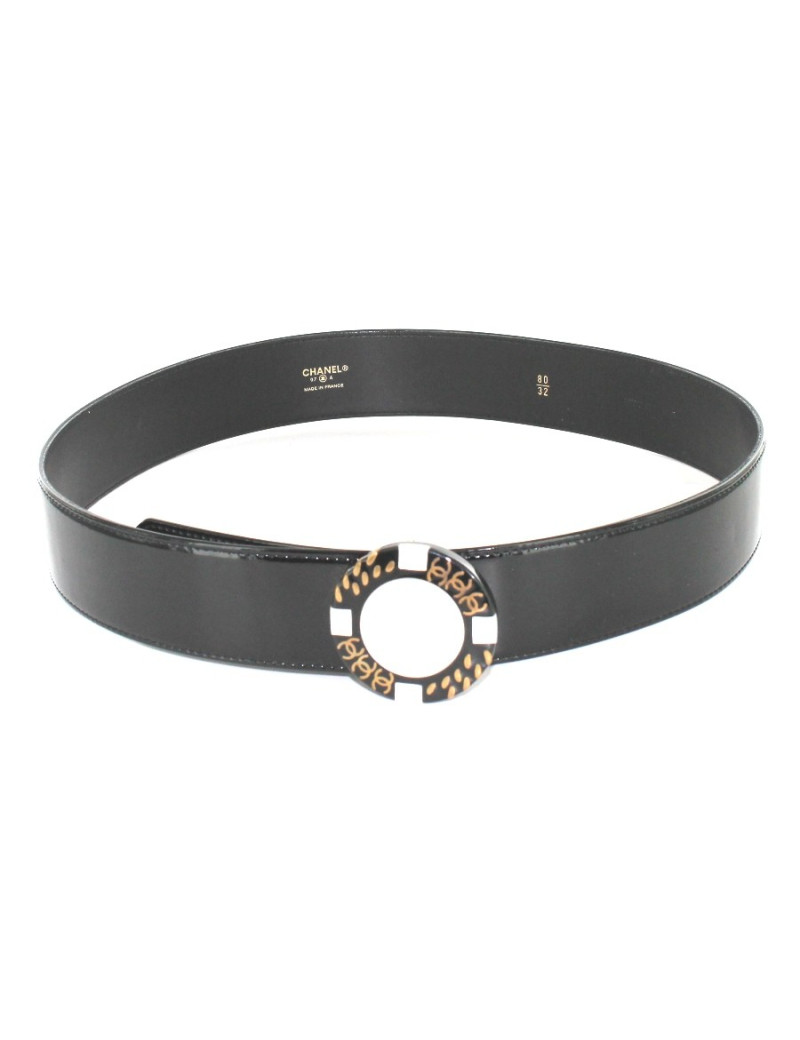 Ceinture CHANEL en cuir verni noir et boucle bijou en nacre