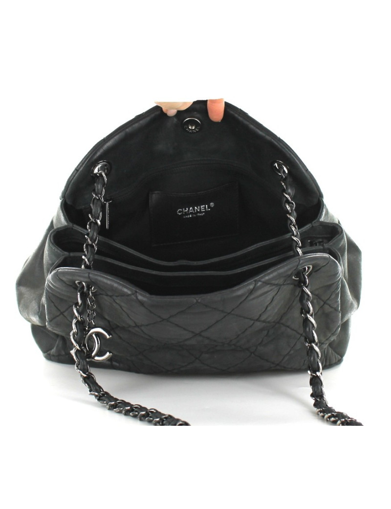 Sac CHANEL en cuir matelassé noir vieilli