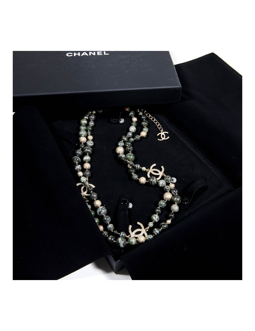 Sautoir CHANEL serti de perles en pierre 