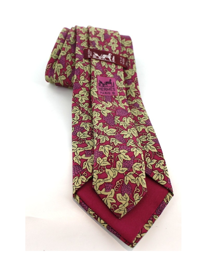 Cravate HERMES en soie motifs vignes rouges