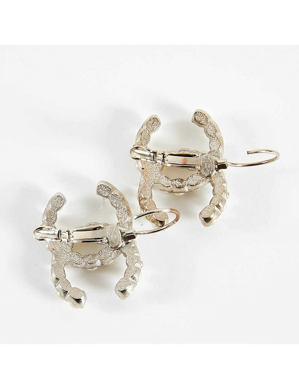 Larges clous CHANEL perles nacrées