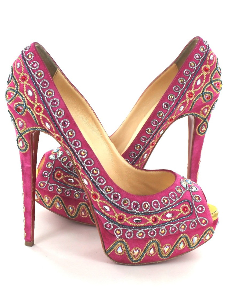 Escarpins CHRISTIAN LOUBOUTIN en veau velours rose avec broderies