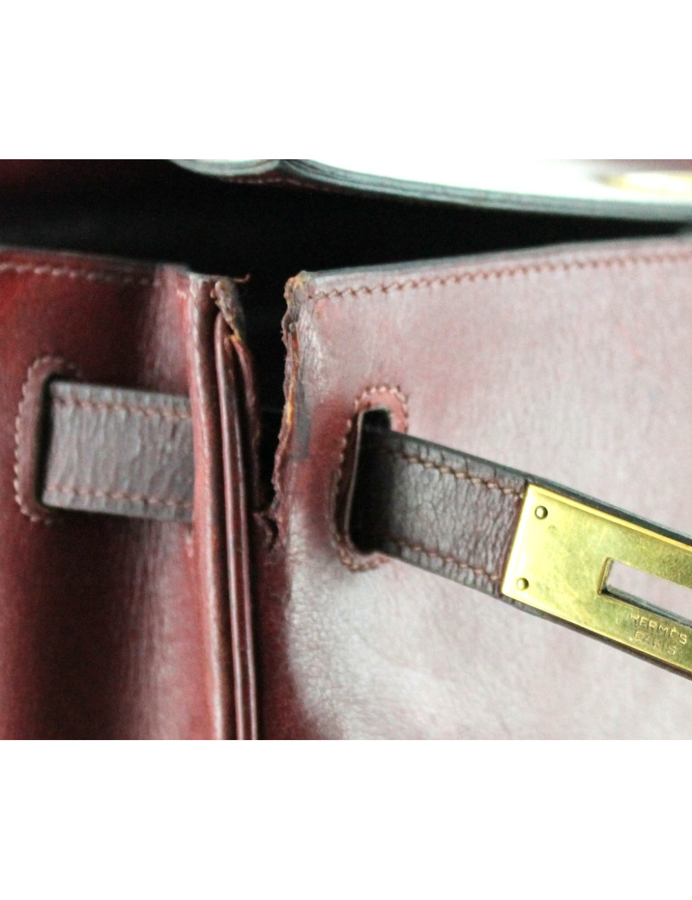 KELLY 28 HERMES vintage en cuir bordeaux bijouterie dorée