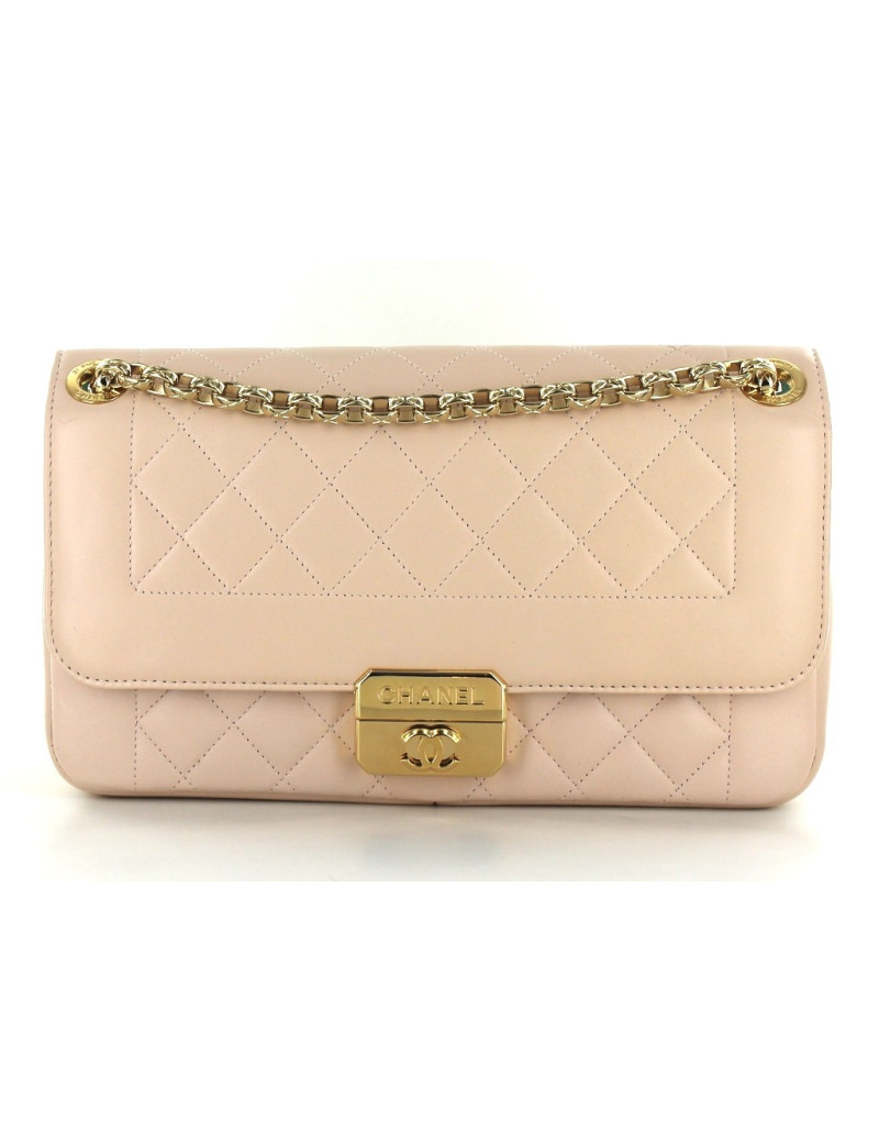 Sac CHANEL en cuir rose poudré fermoir rétro doré