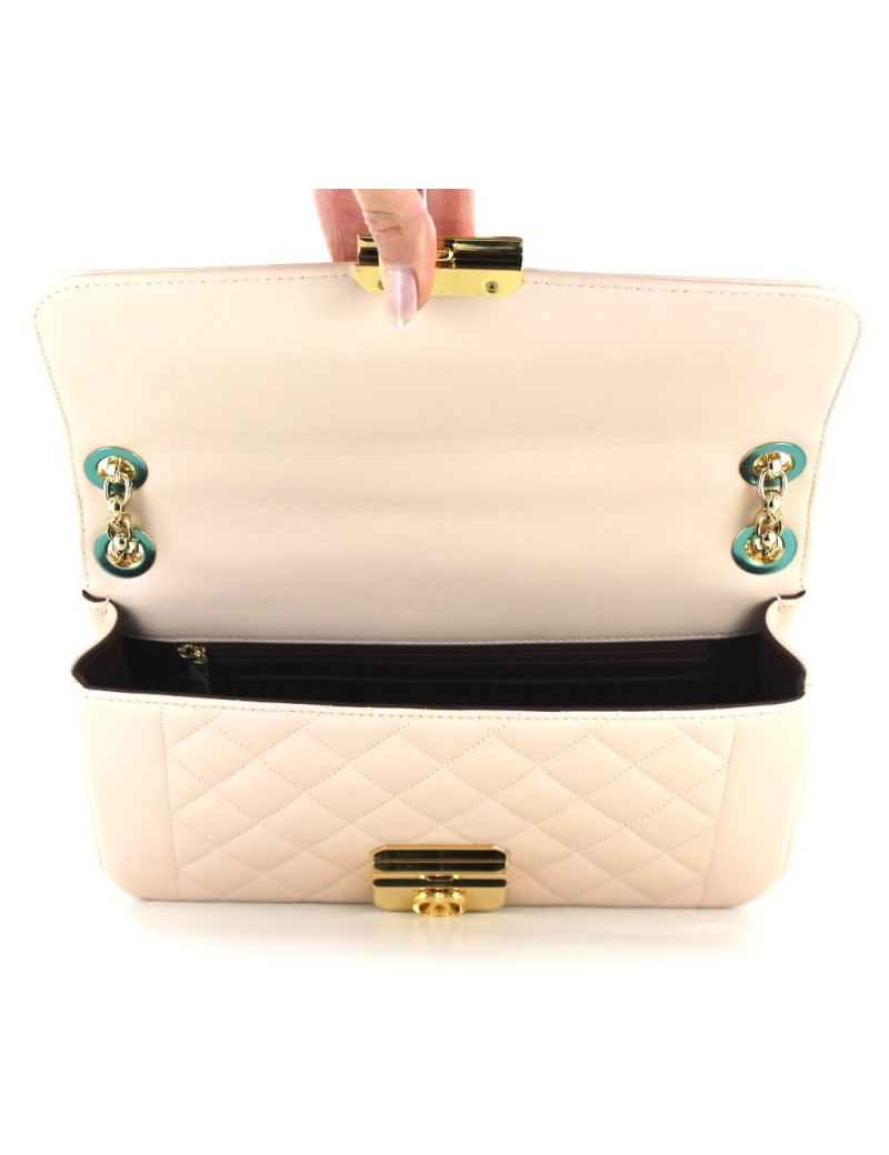 Sac CHANEL en cuir rose poudré fermoir rétro doré