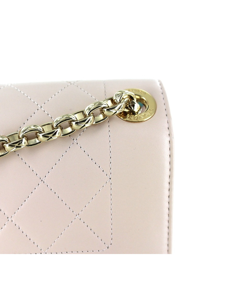 Sac CHANEL en cuir rose poudré fermoir rétro doré
