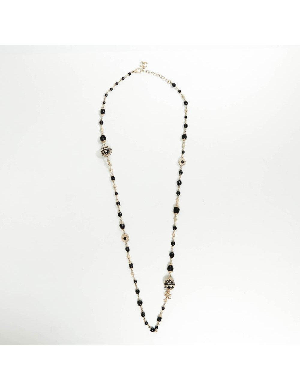 Sautoir CHANEL chaîne dorée et perles noires