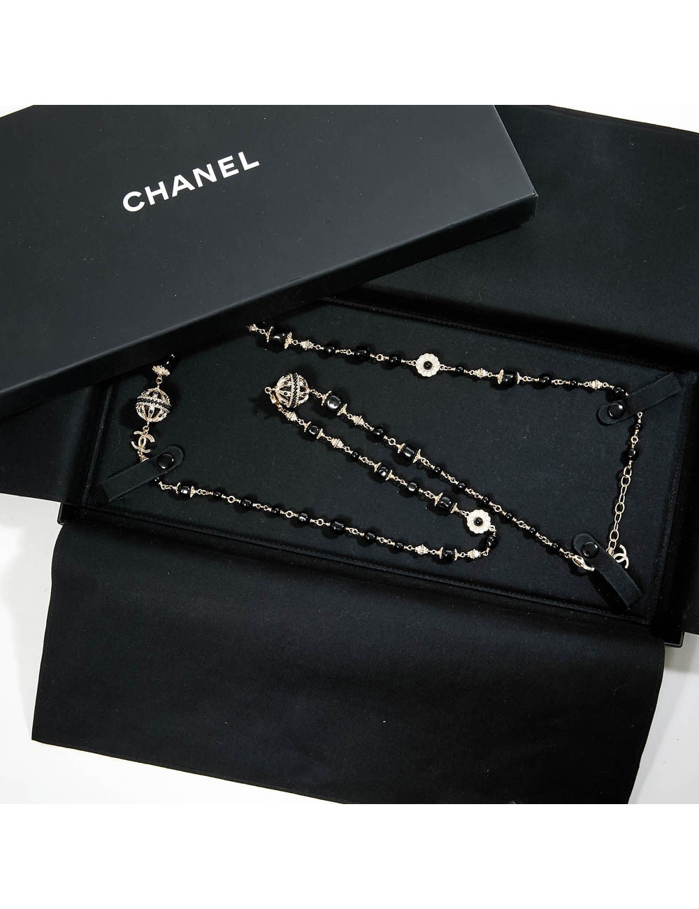 Sautoir CHANEL chaîne dorée et perles noires