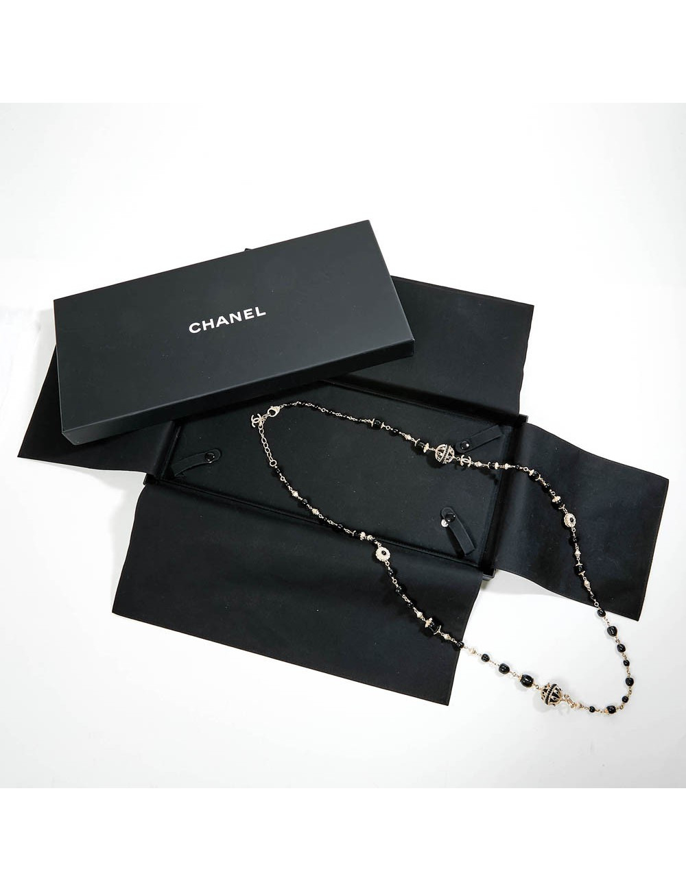 Sautoir CHANEL chaîne dorée et perles noires