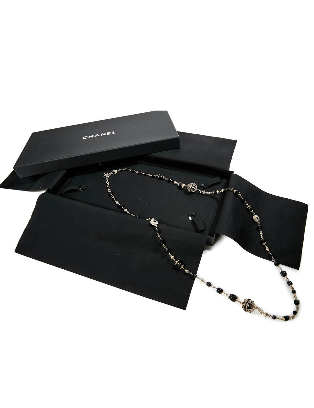 Sautoir CHANEL chaîne dorée et perles noires