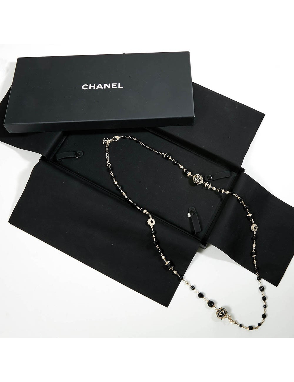 Sautoir CHANEL chaîne dorée et perles noires