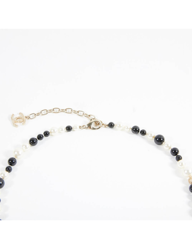 Sautoir CHANEL perles nacrées perles noires