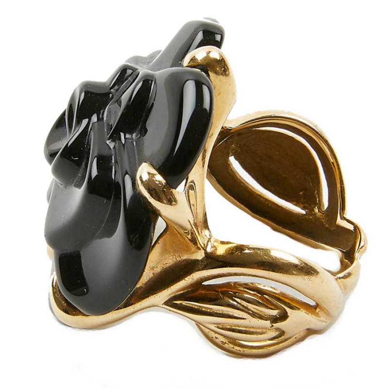 Lot - CHANEL BAGUE CAMÉLIA An onyx camellia ring by CHANEL. Gross