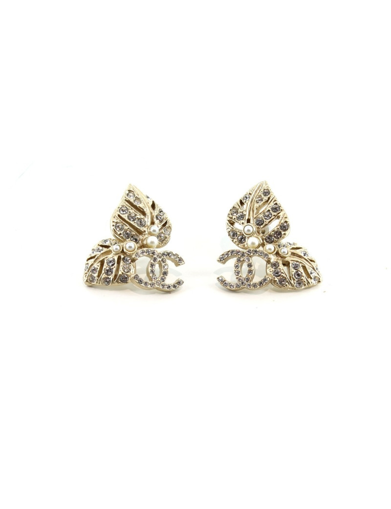 Boucles d'oreilles CHANEL feuilles en métal doré pâle, strass argent et perles