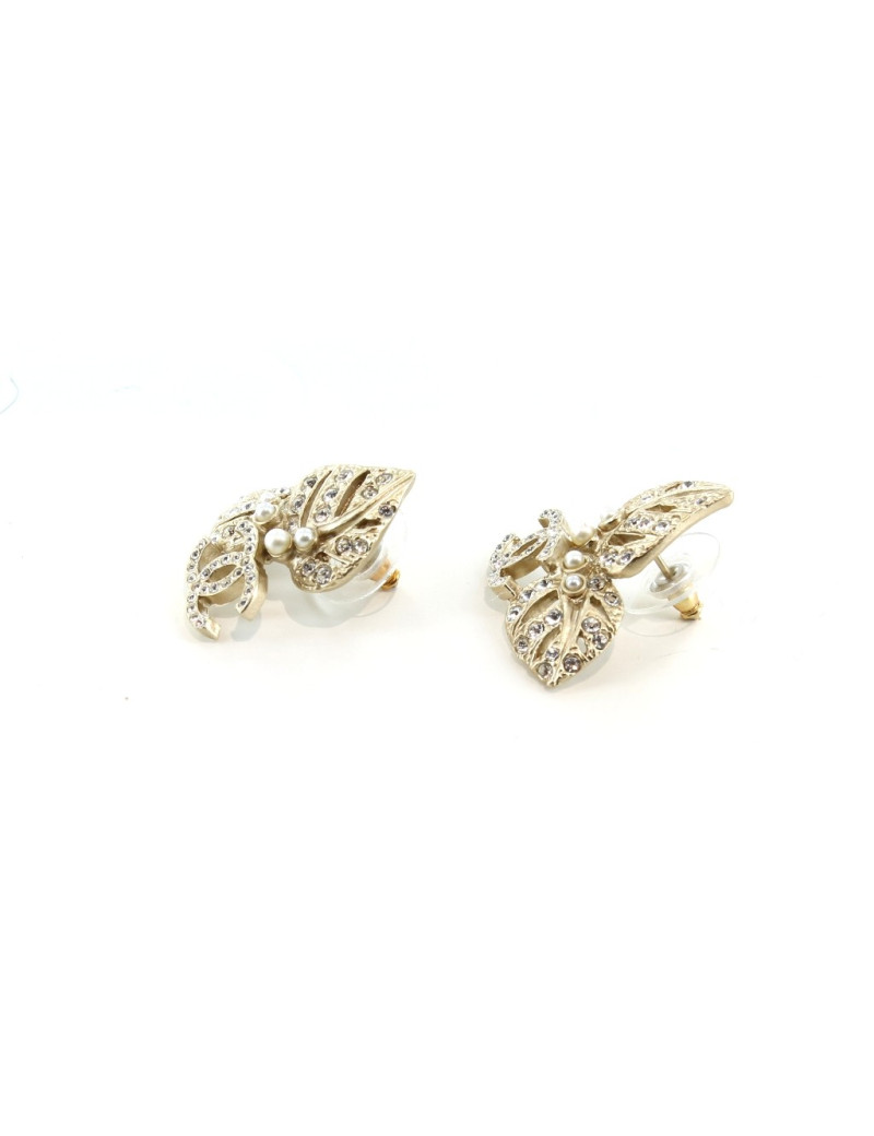 Boucles d'oreilles CHANEL feuilles en métal doré pâle, strass argent et perles