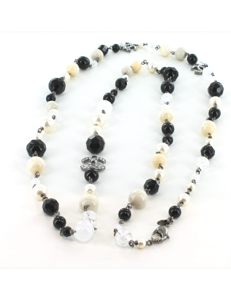Sautoir CHANEL en perles multicolores et CC strass