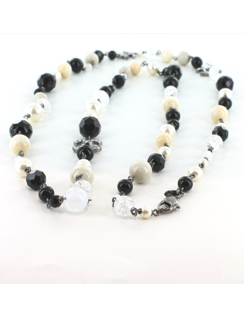 Sautoir CHANEL en perles multicolores et CC strass