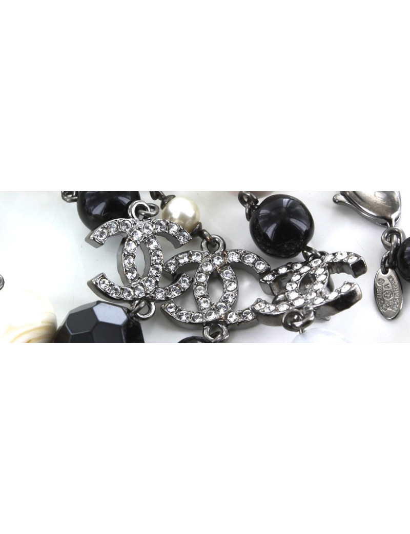 Sautoir CHANEL en perles multicolores et CC strass