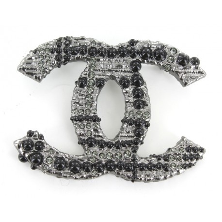 Broche CHANEL métal argenté avec strass et perles noires