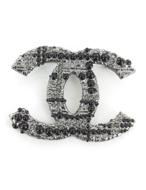 Broche CHANEL métal argenté avec strass et perles noires