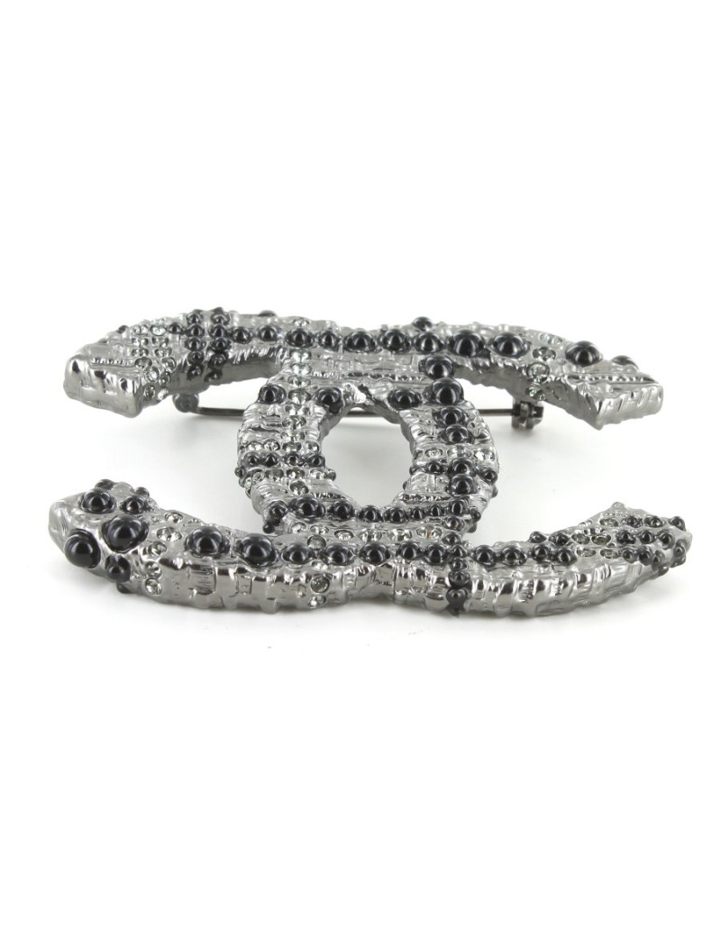 Broche CHANEL métal argenté avec strass et perles noires