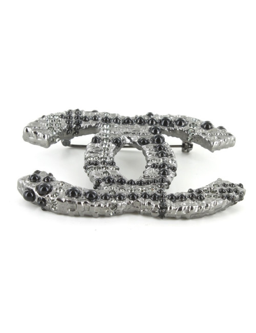 Broche CHANEL métal argenté avec strass et perles noires