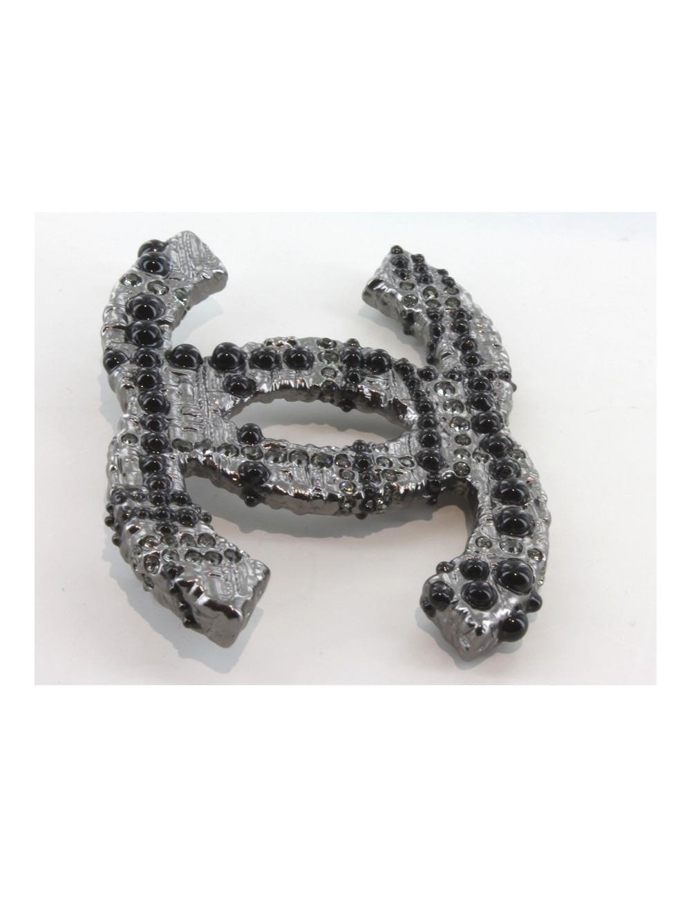 Broche CHANEL métal argenté avec strass et perles noires