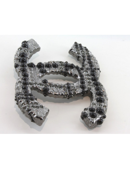 Broche CHANEL métal argenté avec strass et perles noires