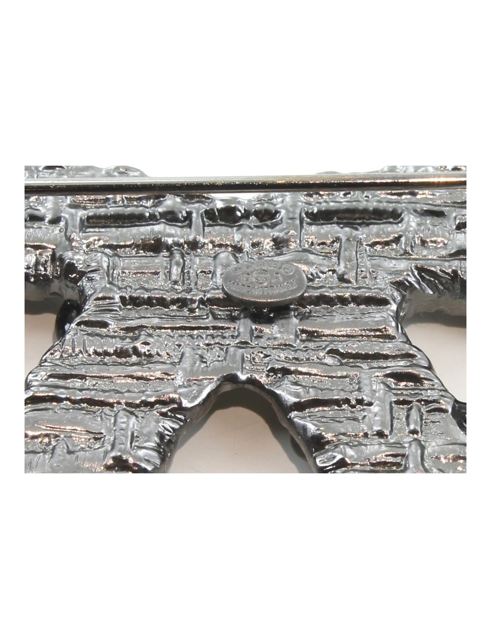 Broche CHANEL métal argenté avec strass et perles noires