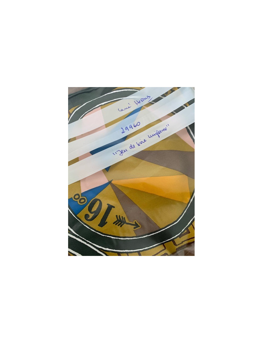 Carré HERMES "jeu de soie uniforme" soie 100 %