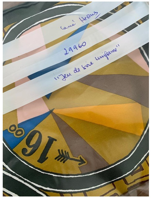 Carré HERMES "jeu de soie uniforme" soie 100 %