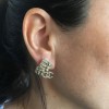 Boucles d'oreille clous CHANEL en métal doré serties de strass et petites perles nacrées