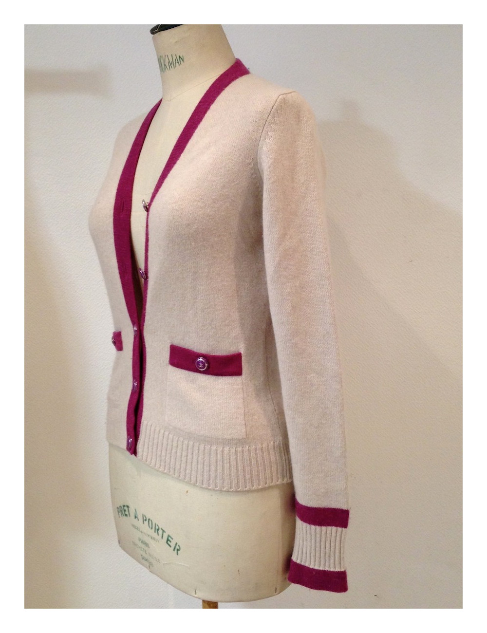 Gilet CHANEL en maille de cachemire blanc cassé T36