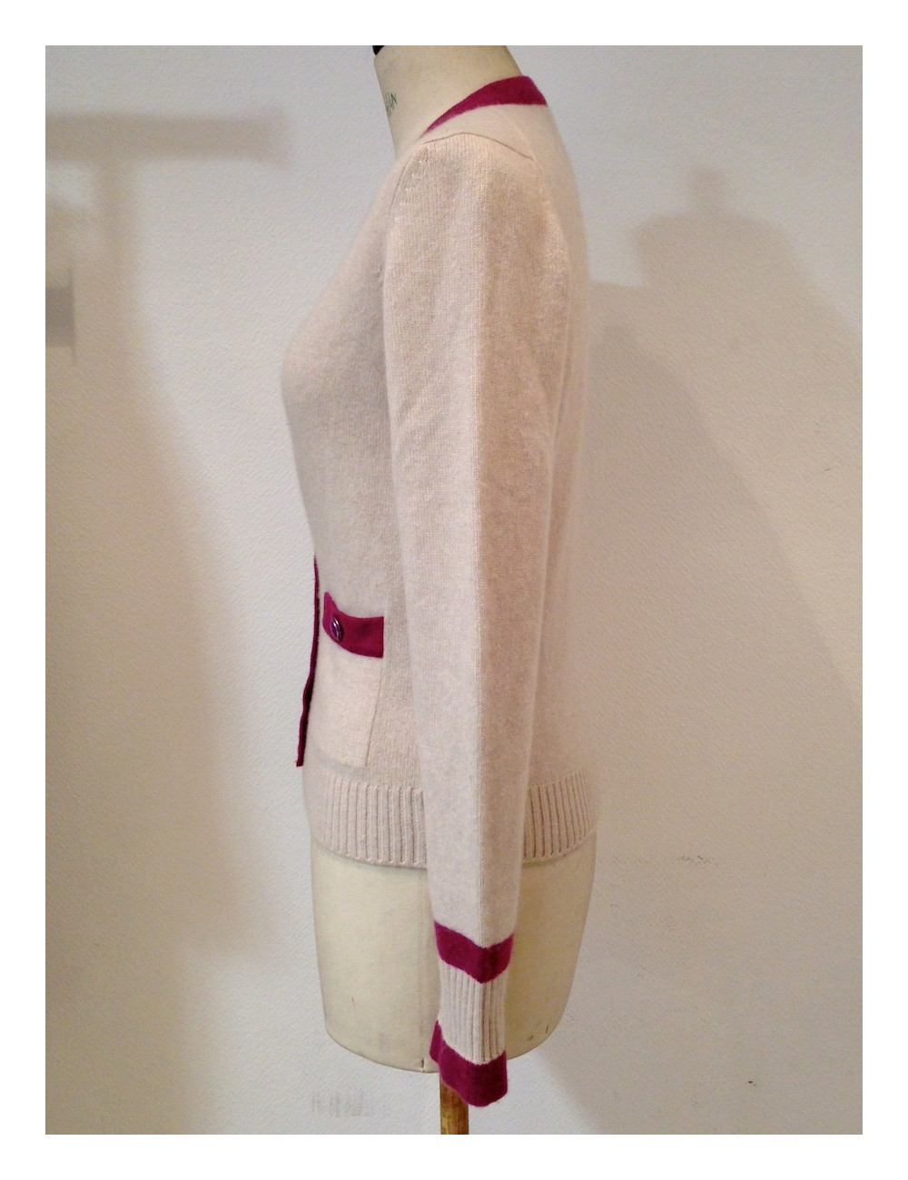 Gilet CHANEL en maille de cachemire blanc cassé T36