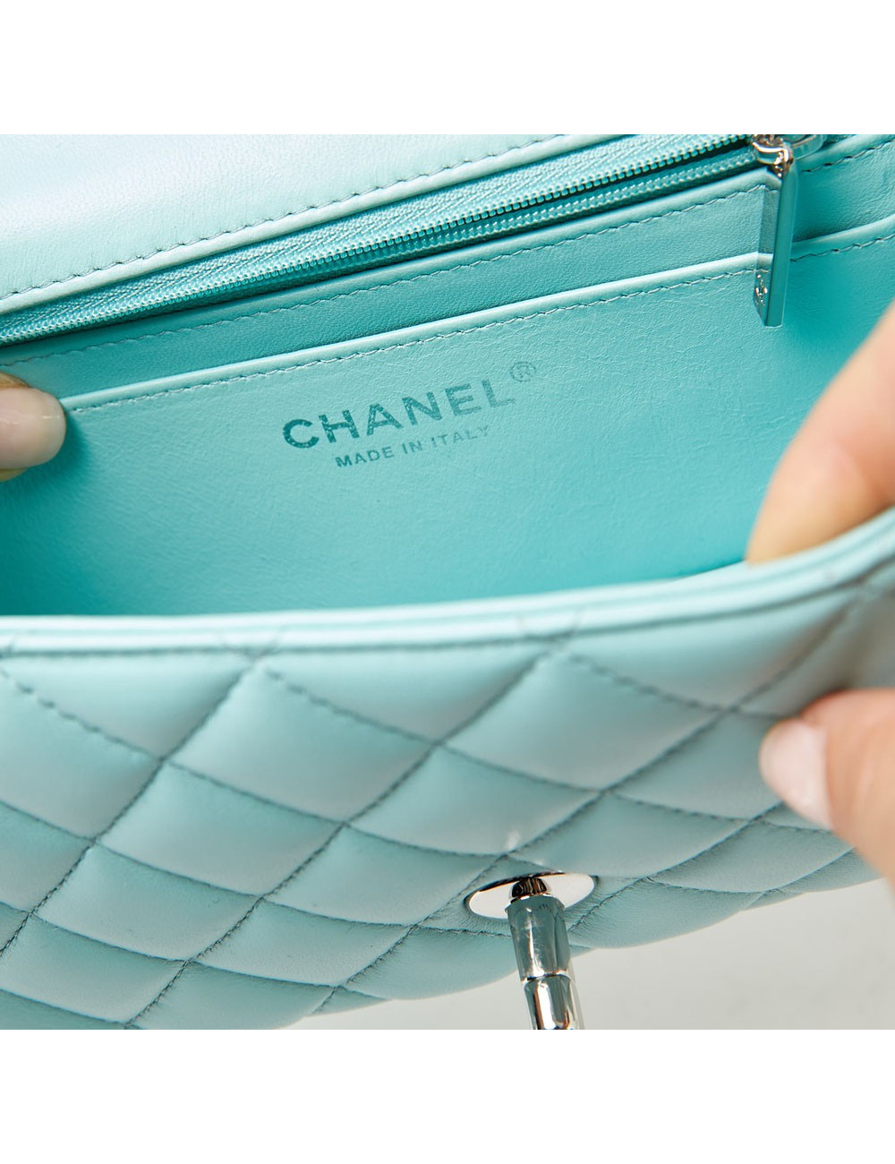 Timeless CHANEL cuir lisse turquoise