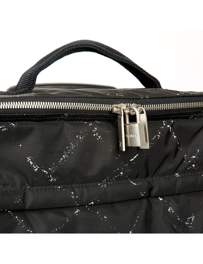  a reparer  roue Valise CHANEL en toile 