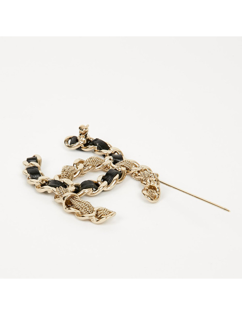 Broche CC métal entrelacé de cuir et fines chaines