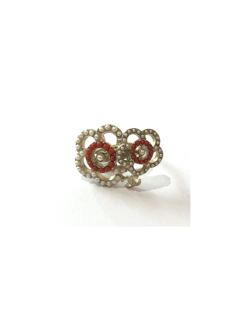 Bague CHANELdouble camélia perles nacrées et corail