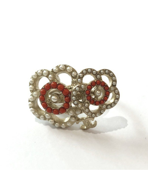 Bague CHANELdouble camélia perles nacrées et corail
