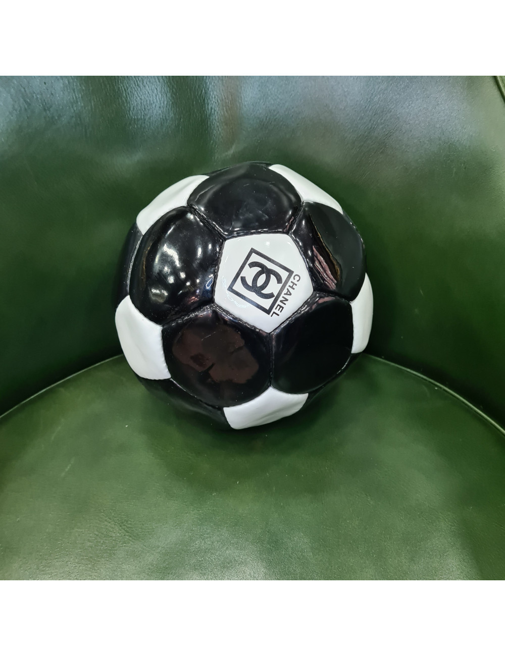Ballon verni CHANEL noir CC