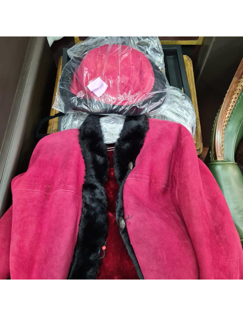 Manteau en peau retournée rouge YSL  YVES SAINT LAURENT et son chapeau